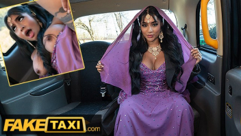 Fake Taxi หนังเอ็กดูฟรี Yasmina Khan สาวอินเดียหีดำมาใช้บริการแท็คซี่พาเพลิน ก่อนเจอคนขับแวะจอดรถเย็ดข้างทาง ถุงยางไม่ต้องเย็ดสดคาเบาะหลัง แล้วให้ขึ้นขย่มควยจนแตกคาหีในที่สุด